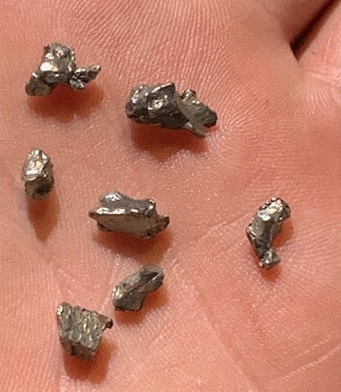 Météorites 'Campo del Cielo' (Argentine) – Lot de 7 spècimens naturels de 5 x 2 x 2 mm à 10 x 4 x 3