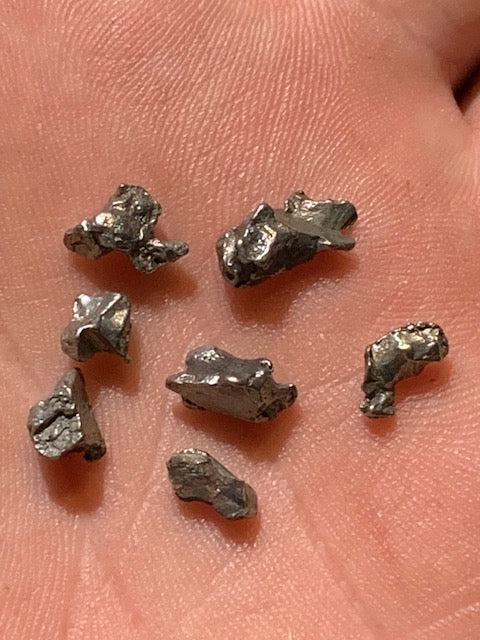Météorites 'Campo del Cielo' (Argentine) – Lot de 7 spècimens naturels de 5 x 2 x 2 mm à 10 x 4 x 3