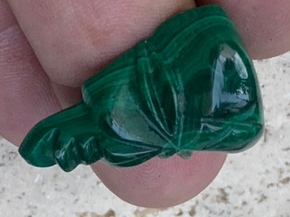Malachite, cabochon de 29x21x10 - 9,6 grammes. Parfait en bijouterie, collection ,exposition...