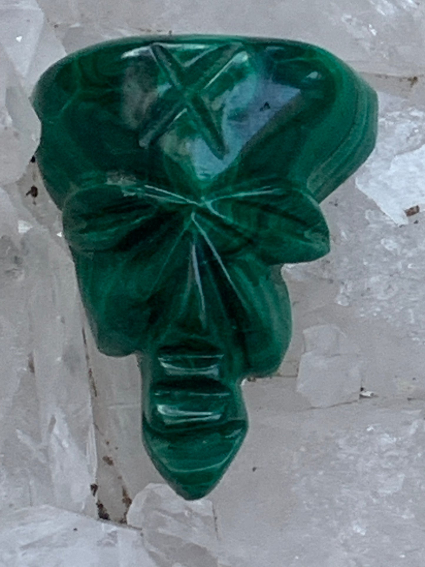 Malachite, cabochon de 29x21x10 - 9,6 grammes. Parfait en bijouterie, collection ,exposition...