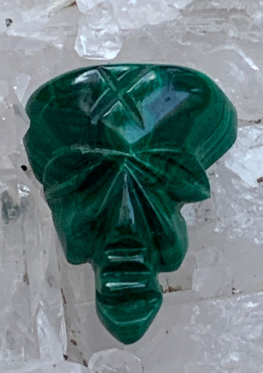 Malachite, cabochon de 29x21x10 - 9,6 grammes. Parfait en bijouterie, collection ,exposition...