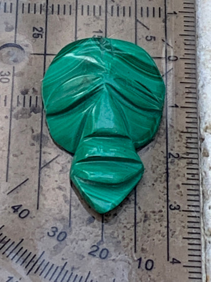 Malachite, cabochon de 33x20x9 - 7,9 grammes. Parfait en bijouterie, collection ,exposition...