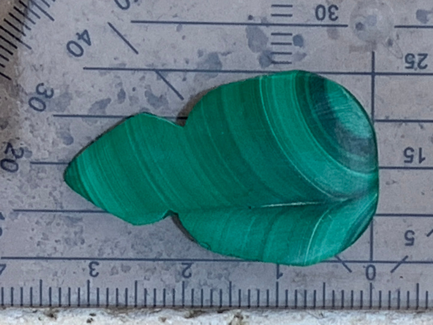Malachite, cabochon de 33x20x9 - 7,9 grammes. Parfait en bijouterie, collection ,exposition...