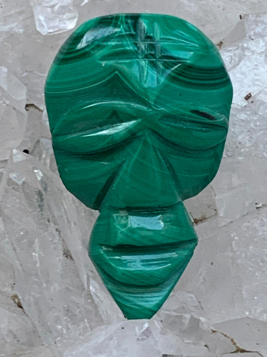 Malachite, cabochon de 33x20x9 - 7,9 grammes. Parfait en bijouterie, collection ,exposition...