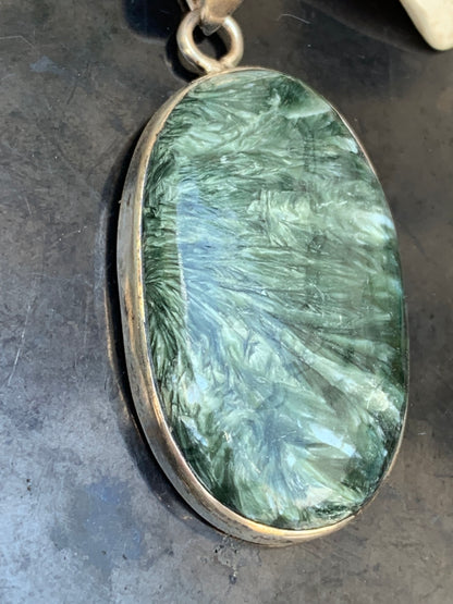 Séraphinite ! Pendentif en Argent 925 de 48mm de hauteur x 22 de largeur x 8 d'épaisseur. Vendu avec cordon réglable de couleur noire !