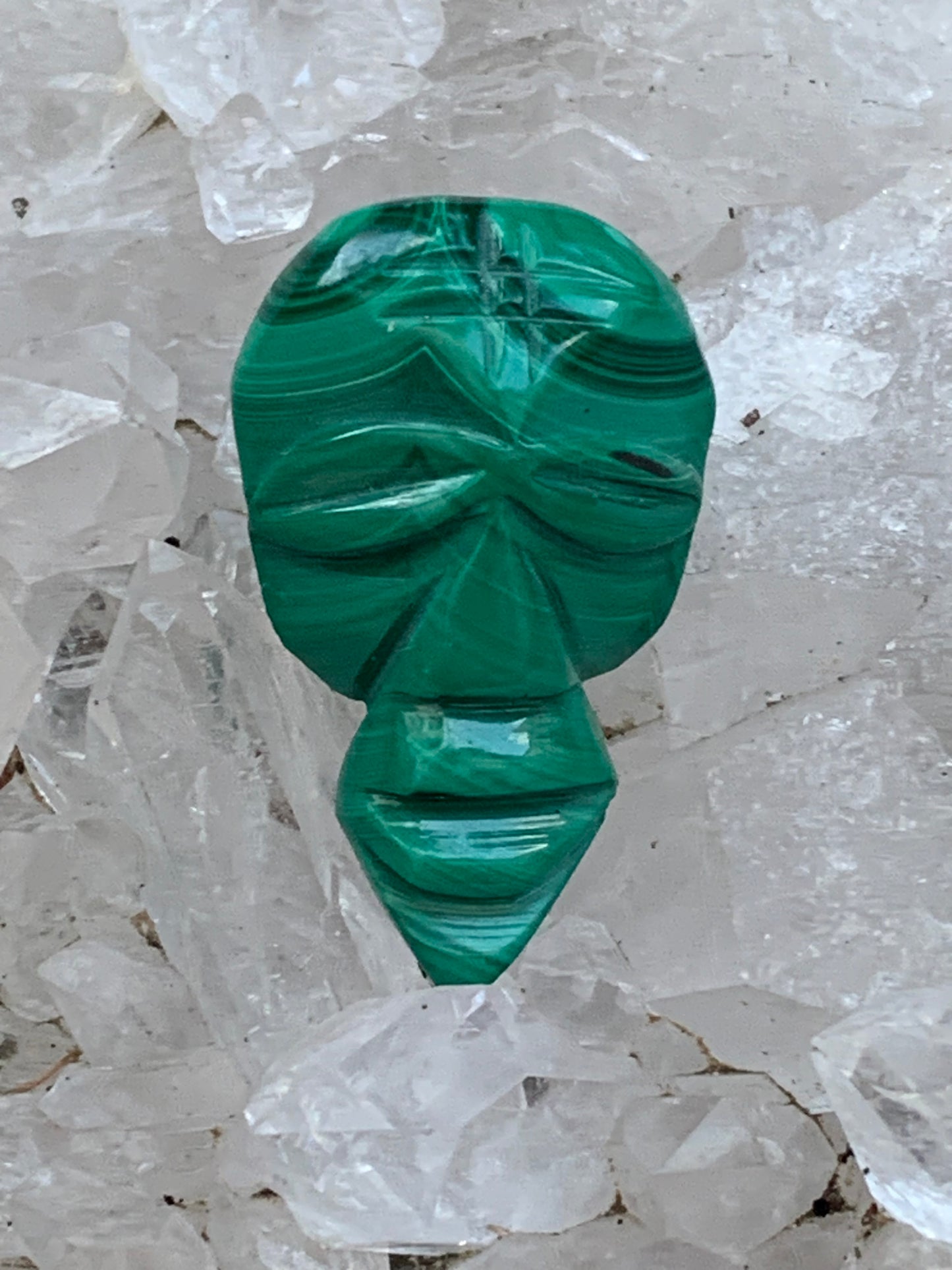 Malachite, cabochon de 33x20x9 - 7,9 grammes. Parfait en bijouterie, collection ,exposition...