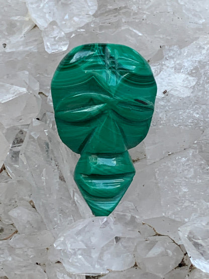 Malachite, cabochon de 33x20x9 - 7,9 grammes. Parfait en bijouterie, collection ,exposition...