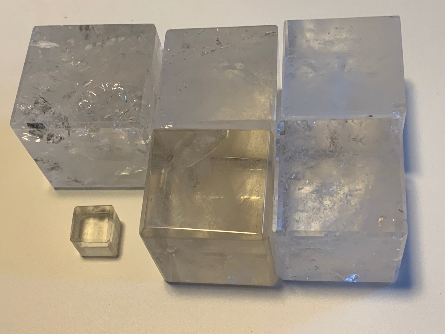 Cube en cristal de roche, un des 5 Solides de Platon, modèles au choix (vente à l'unité) - 1,5 à 5 cm. Qualité A à AAA !