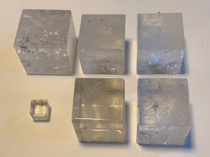 Cube en cristal de roche, un des 5 Solides de Platon, modèles au choix (vente à l'unité) - 1,5 à 5 cm. Qualité A à AAA !