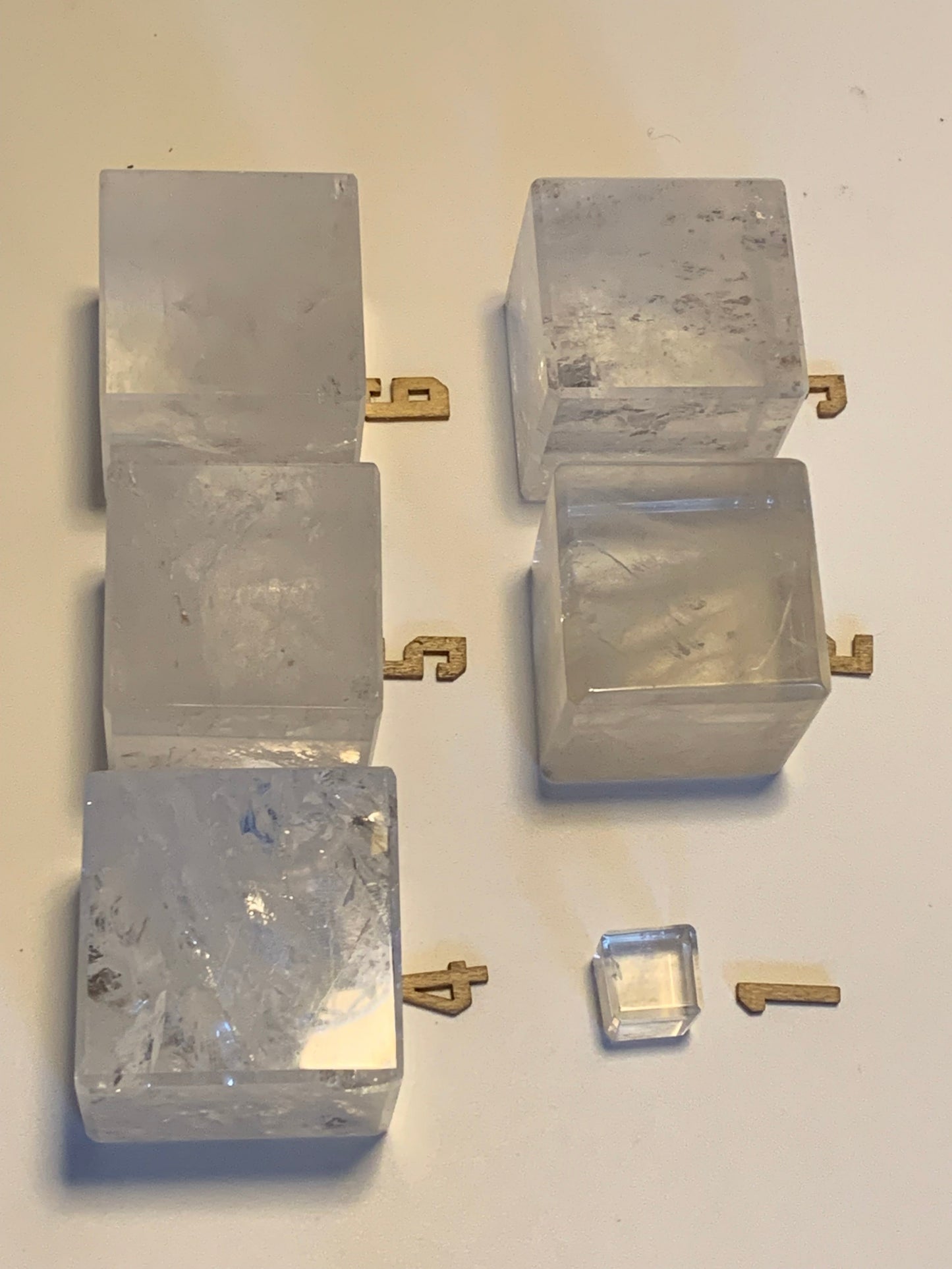 Cube en cristal de roche, un des 5 Solides de Platon, modèles au choix (vente à l'unité) - 1,5 à 5 cm. Qualité A à AAA !