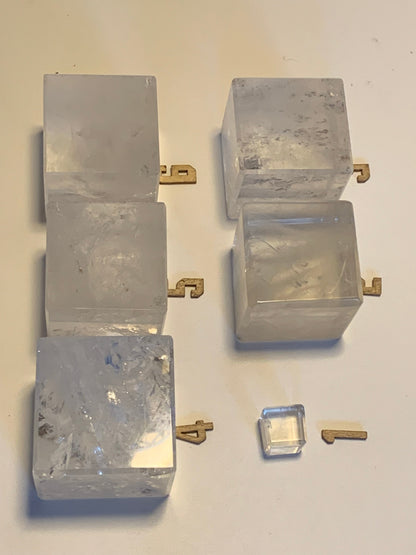 Cube en cristal de roche, un des 5 Solides de Platon, modèles au choix (vente à l'unité) - 1,5 à 5 cm. Qualité A à AAA !