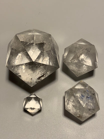 Icosaèdre en cristal de roche, un des 5 Solides de Platon, taille S à XL. Modèles au choix - Vente à l'unité. ± 2 à 6 cm. Qualité A à AAA !