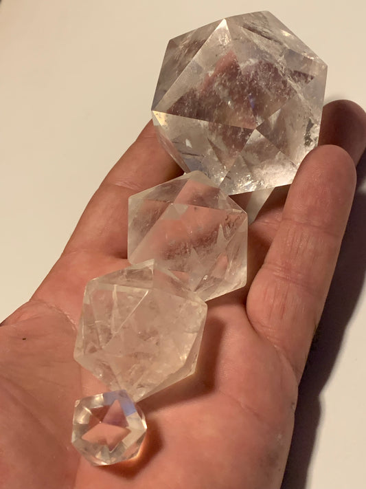 Icosaèdre en cristal de roche, un des 5 Solides de Platon, taille S à XL. Modèles au choix - Vente à l'unité. ± 2 à 6 cm. Qualité A à AAA !