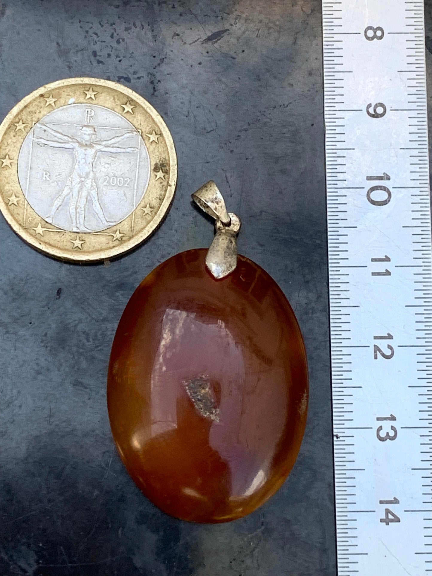 Cornaline, pendentif de 42mm de hauteur x 25 de largeur x 8 d'épaisseur. Vendu avec cordon réglable de couleur noire !