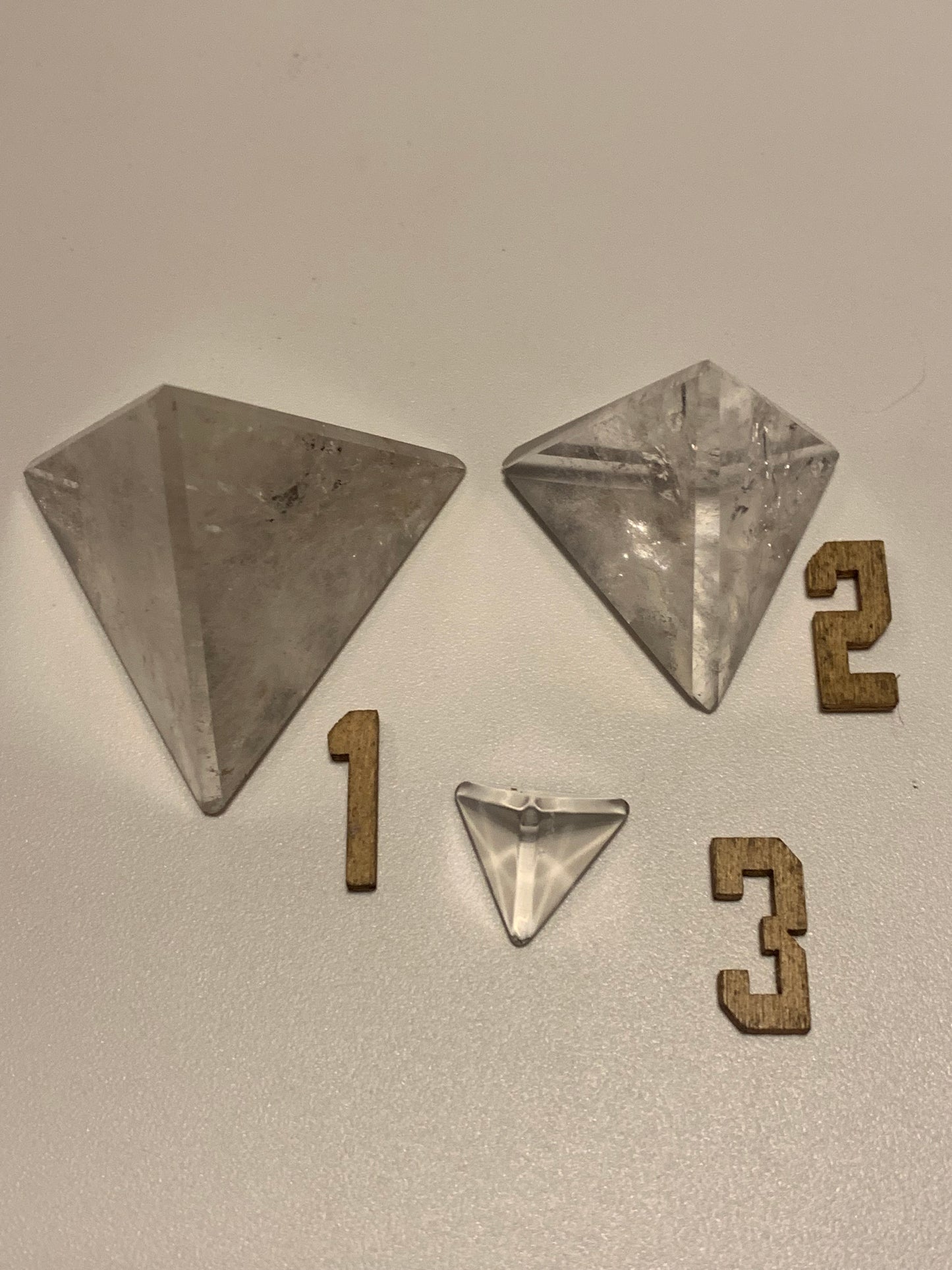 Tétraèdre en cristal de roche, un des 5 Solides de Platon, taille S à XL. Modèles au choix - Vente à l'unité. Environ 1,5 à 6 cm. Qualité A à AAA !