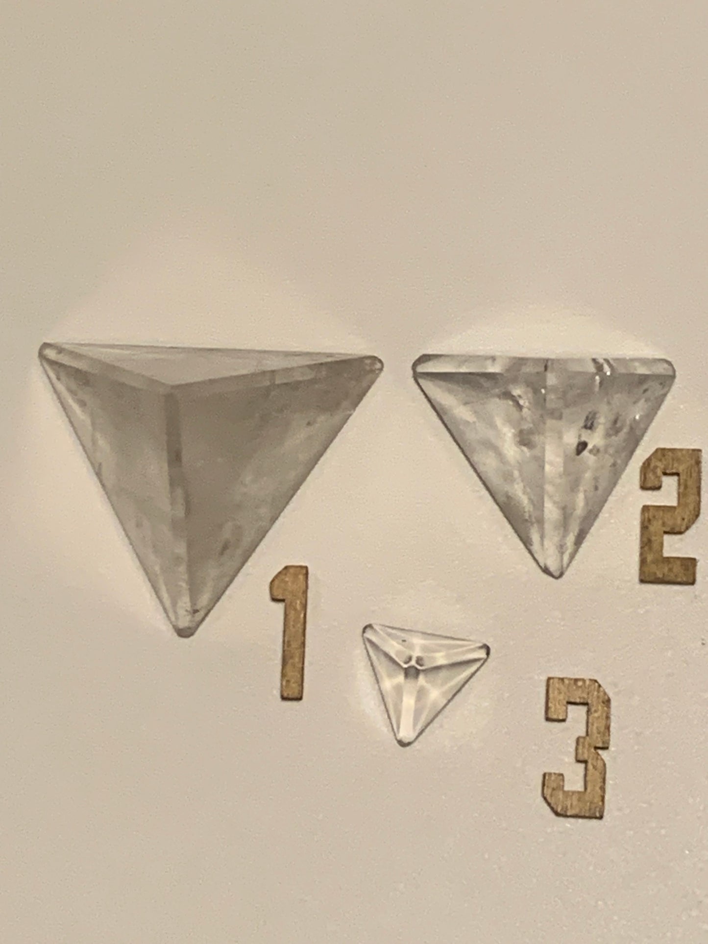 Tétraèdre en cristal de roche, un des 5 Solides de Platon, taille S à XL. Modèles au choix - Vente à l'unité. Environ 1,5 à 6 cm. Qualité A à AAA !