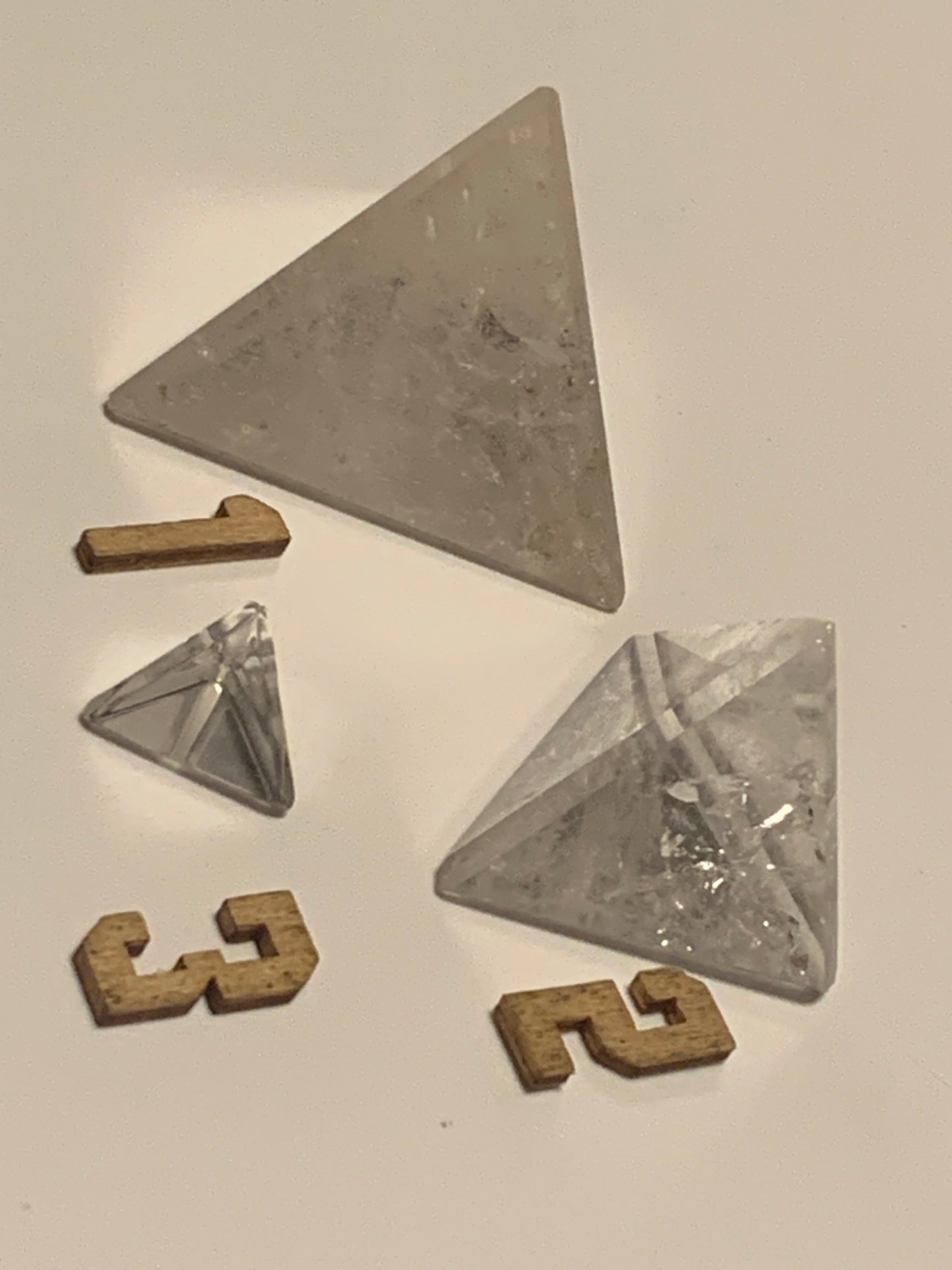 Tétraèdre en cristal de roche, un des 5 Solides de Platon, taille S à XL. Modèles au choix - Vente à l'unité. Environ 1,5 à 6 cm. Qualité A à AAA !