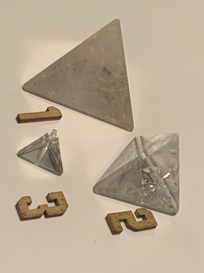 Tétraèdre en cristal de roche, un des 5 Solides de Platon, taille S à XL. Modèles au choix - Vente à l'unité. Environ 1,5 à 6 cm. Qualité A à AAA !