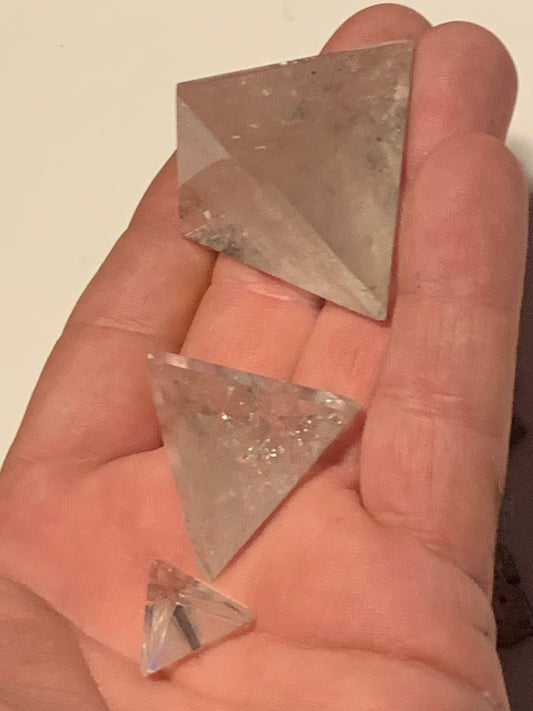 Tétraèdre en cristal de roche, un des 5 Solides de Platon, taille S à XL. Modèles au choix - Vente à l'unité. Environ 1,5 à 6 cm. Qualité A à AAA !