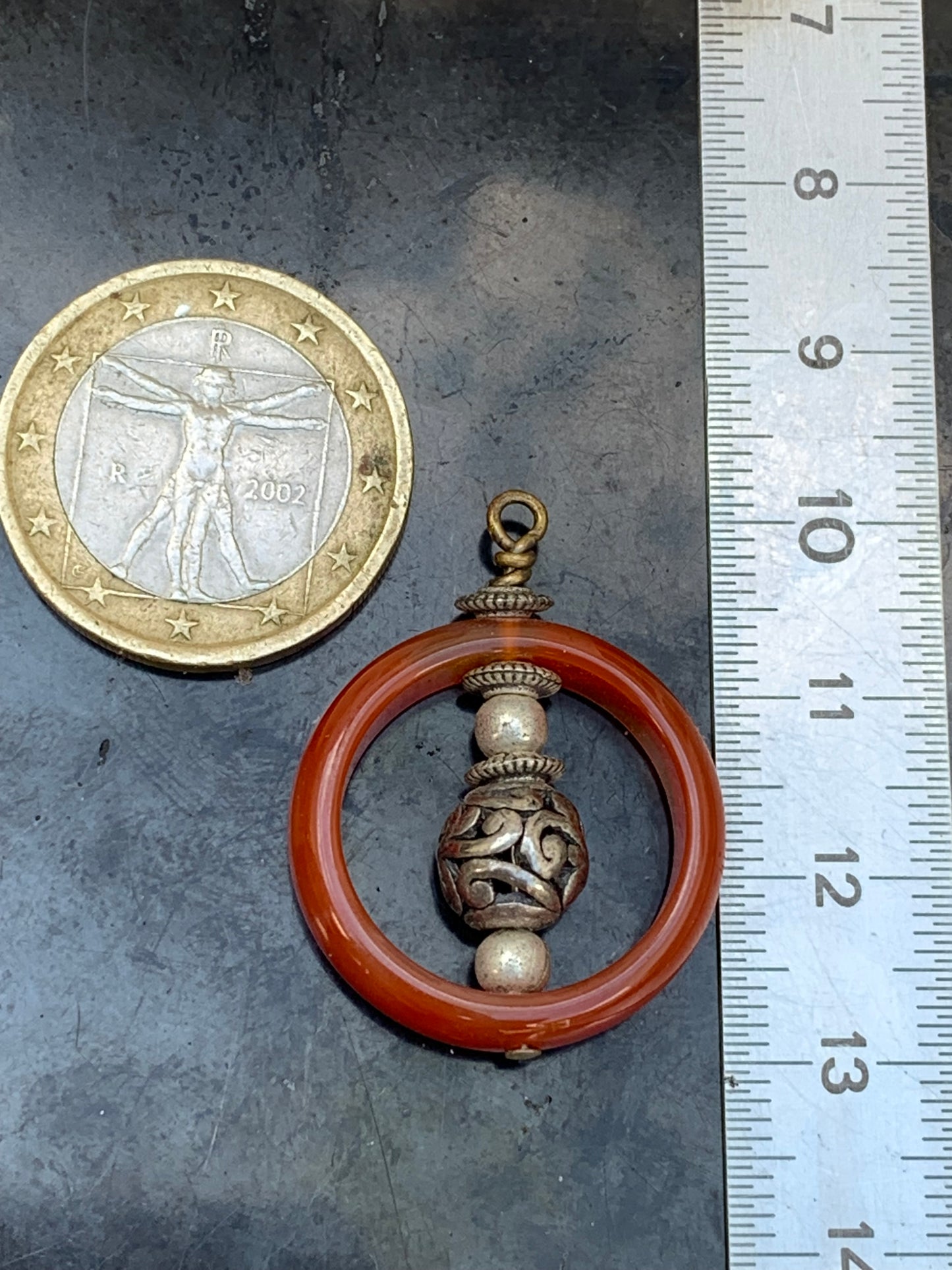 Cornaline, pendentif fait par Gem & Zen, de 32mm de hauteur x 24 de largeur x 8 d'épaisseur. Vendu avec cordon réglable de couleur noire !
