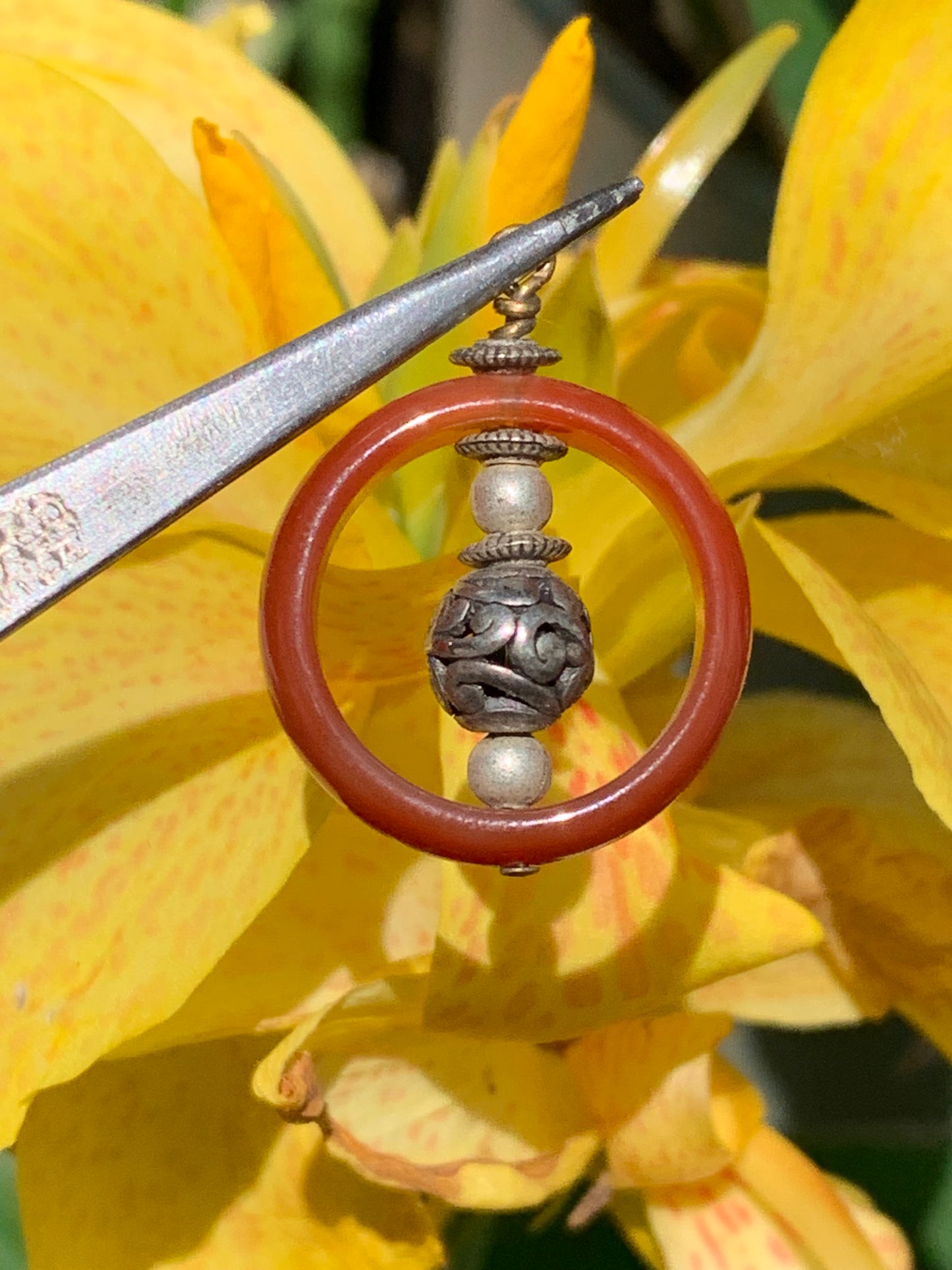 Cornaline, pendentif fait par Gem & Zen, de 32mm de hauteur x 24 de largeur x 8 d'épaisseur. Vendu avec cordon réglable de couleur noire !