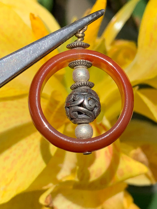 Cornaline, pendentif fait par Gem & Zen, de 32mm de hauteur x 24 de largeur x 8 d'épaisseur. Vendu avec cordon réglable de couleur noire !