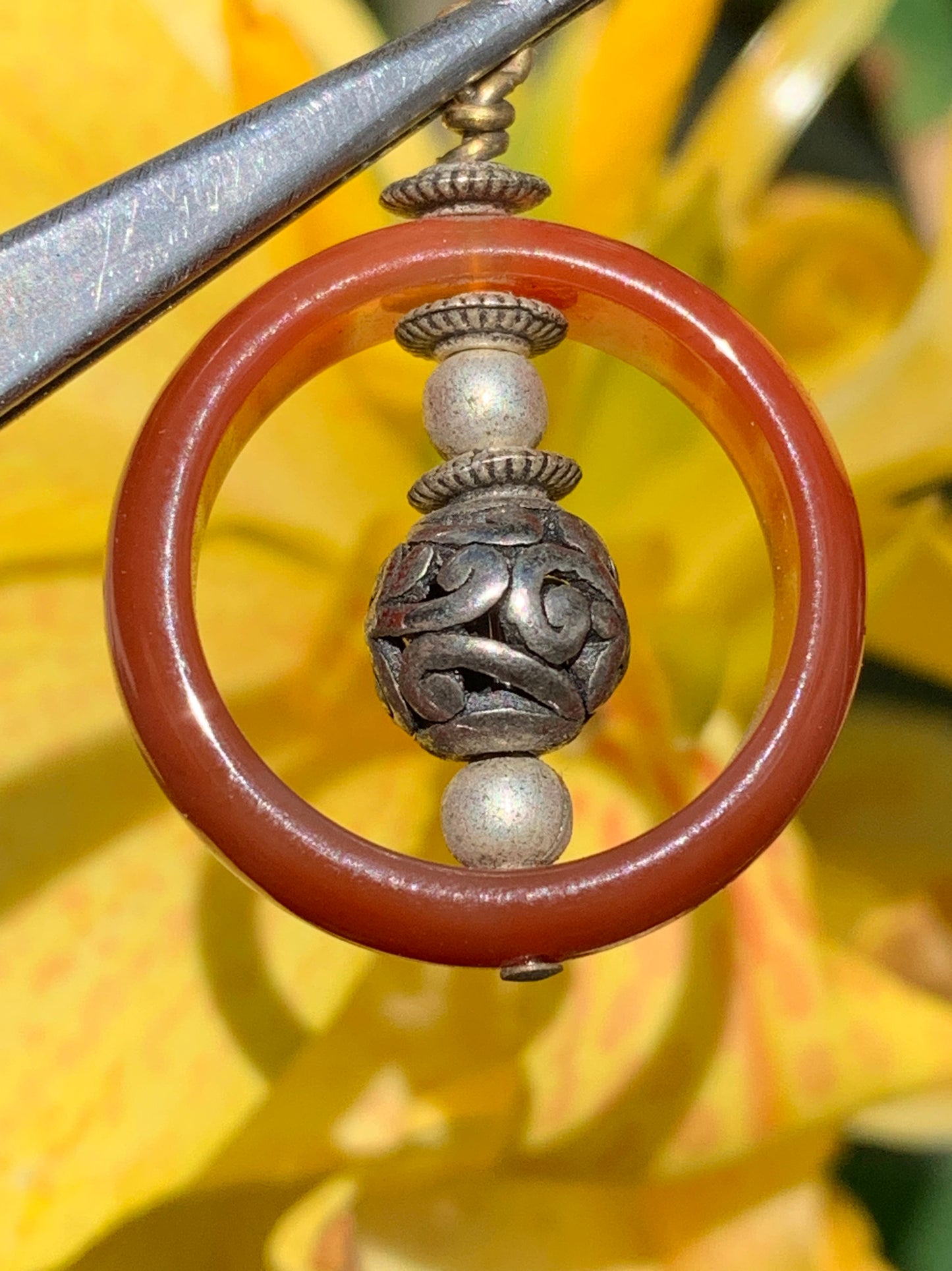 Cornaline, pendentif fait par Gem & Zen, de 32mm de hauteur x 24 de largeur x 8 d'épaisseur. Vendu avec cordon réglable de couleur noire !