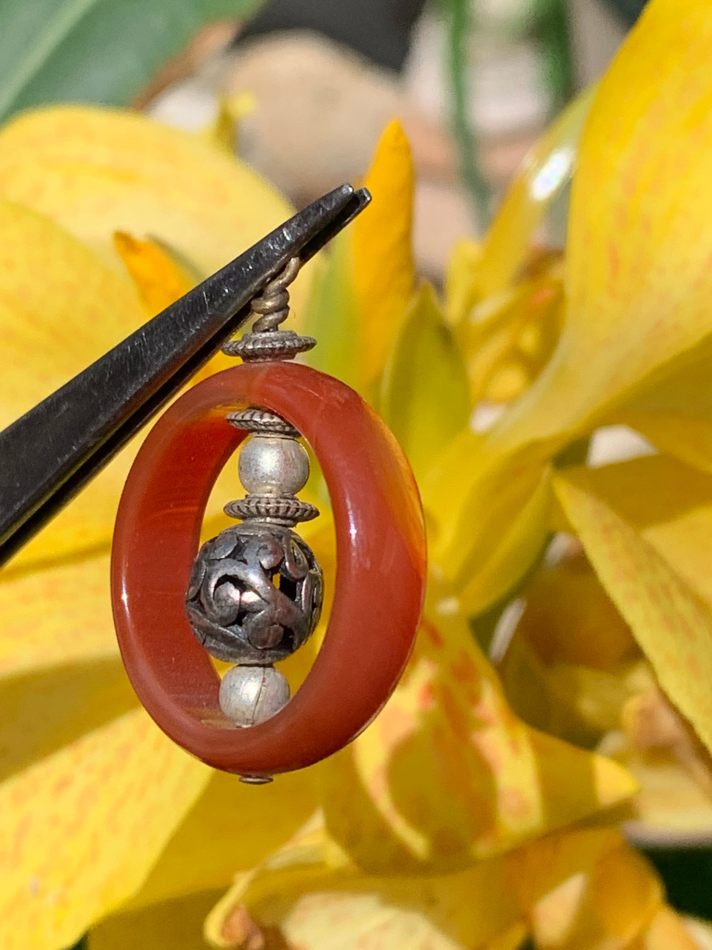 Cornaline, pendentif fait par Gem & Zen, de 32mm de hauteur x 24 de largeur x 8 d'épaisseur. Vendu avec cordon réglable de couleur noire !