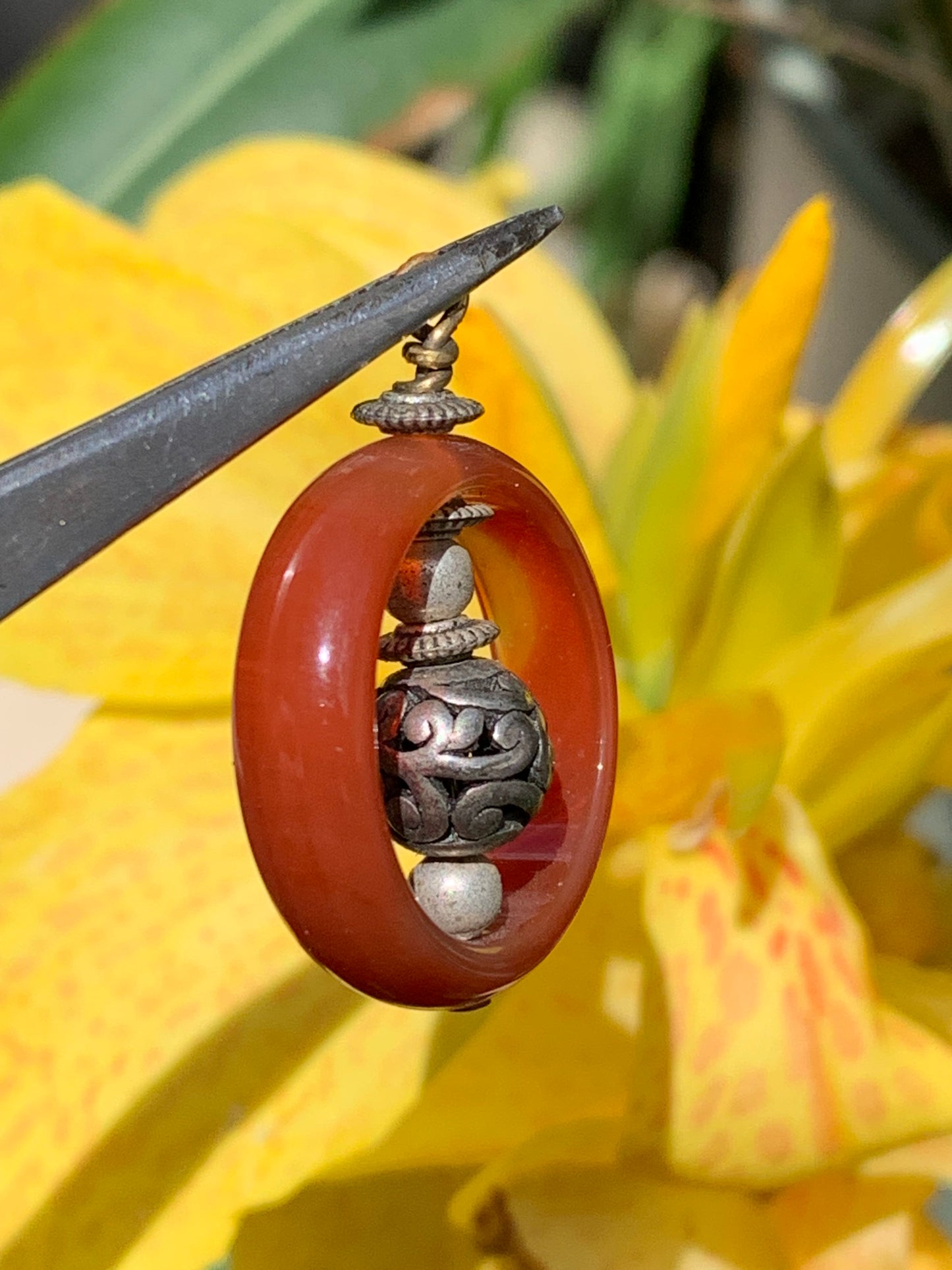 Cornaline, pendentif fait par Gem & Zen, de 32mm de hauteur x 24 de largeur x 8 d'épaisseur. Vendu avec cordon réglable de couleur noire !