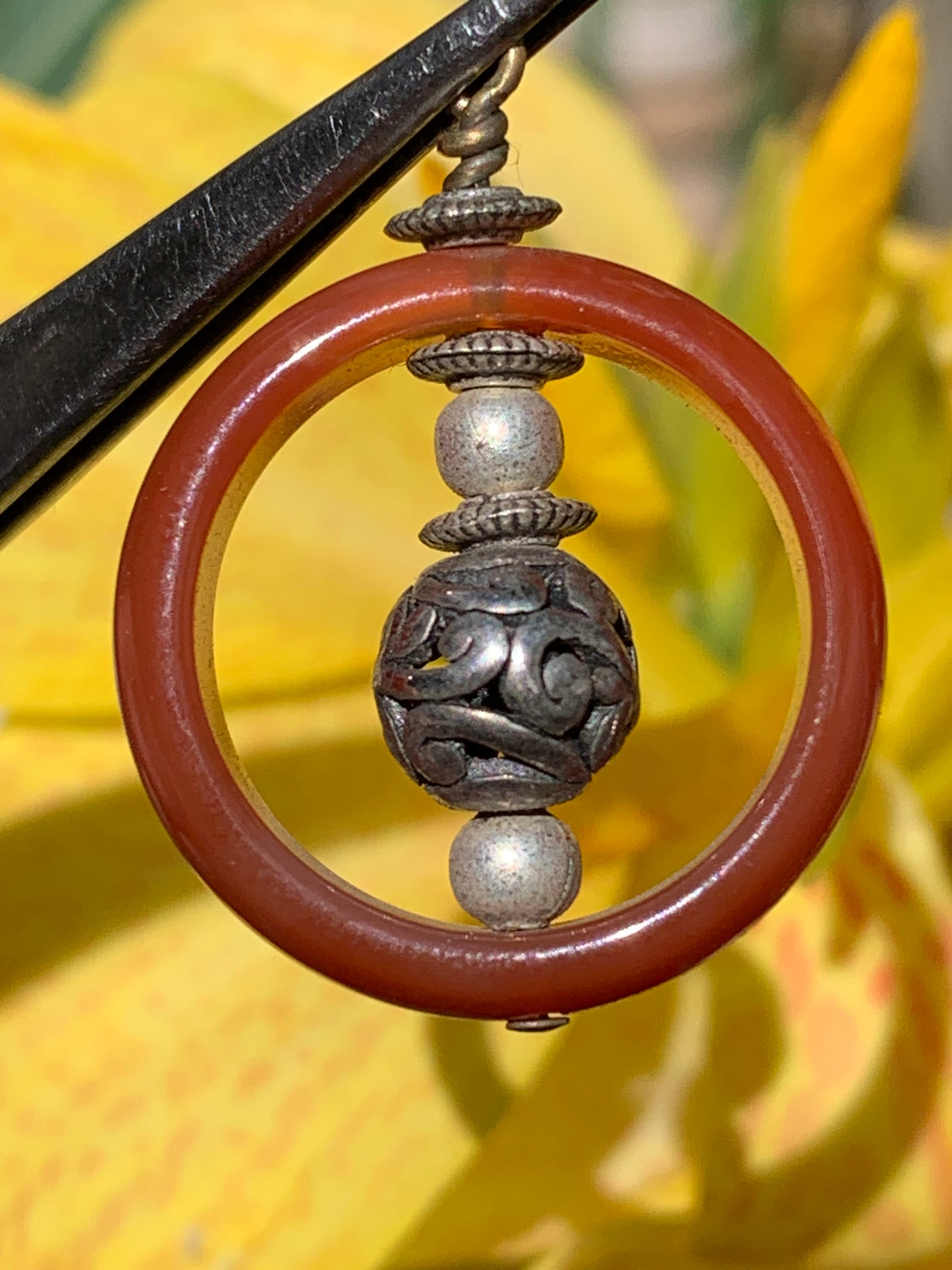 Cornaline, pendentif fait par Gem & Zen, de 32mm de hauteur x 24 de largeur x 8 d'épaisseur. Vendu avec cordon réglable de couleur noire !