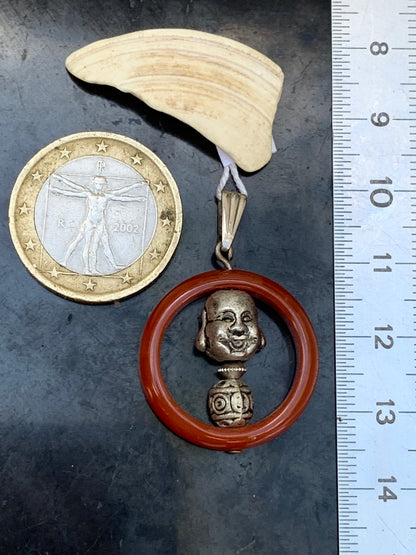 Cornaline, pendentif fait par Gem & Zen, de 32mm de hauteur x 24 de largeur x 8 d'épaisseur. Vendu avec cordon réglable de couleur noire !