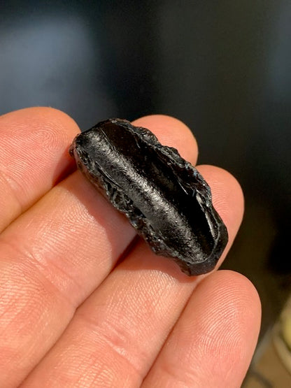 Tectite du Vietnam - 40 x 20 x 13 mm - 7,8 gr. - Famille des météorites