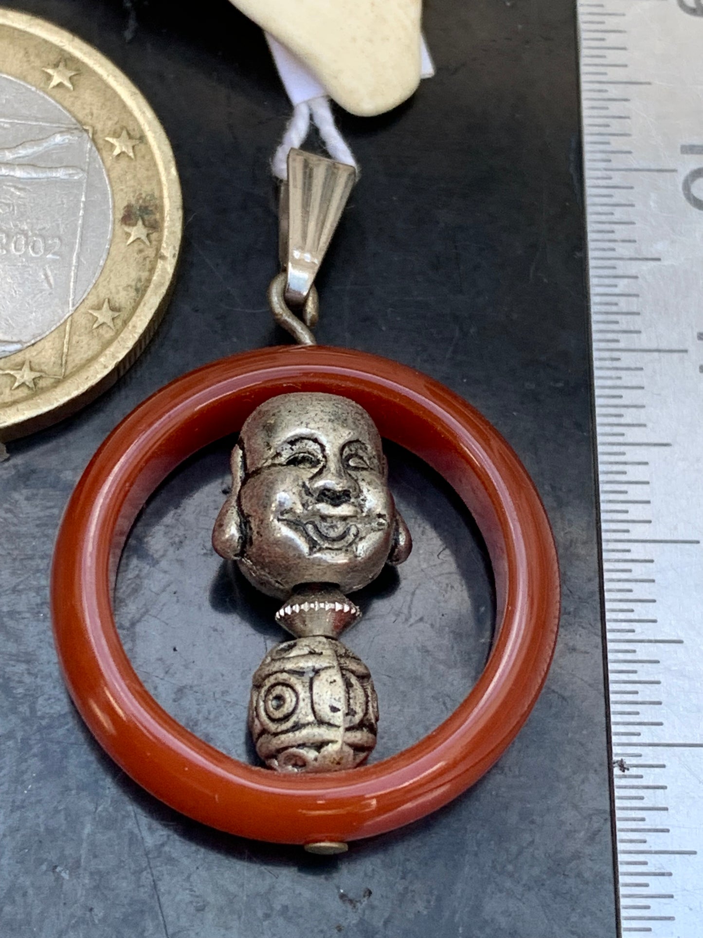 Cornaline, pendentif fait par Gem & Zen, de 32mm de hauteur x 24 de largeur x 8 d'épaisseur. Vendu avec cordon réglable de couleur noire !