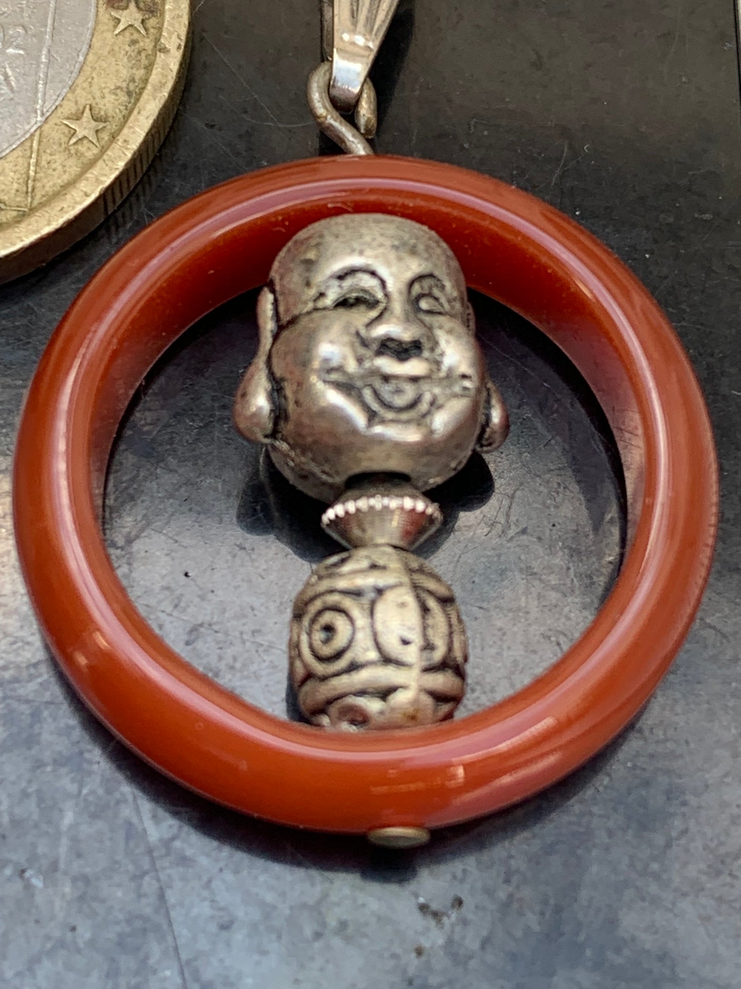 Cornaline, pendentif fait par Gem & Zen, de 32mm de hauteur x 24 de largeur x 8 d'épaisseur. Vendu avec cordon réglable de couleur noire !