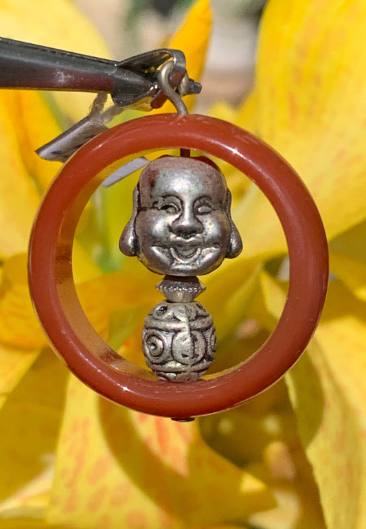 Cornaline, pendentif fait par Gem & Zen, de 32mm de hauteur x 24 de largeur x 8 d'épaisseur. Vendu avec cordon réglable de couleur noire !