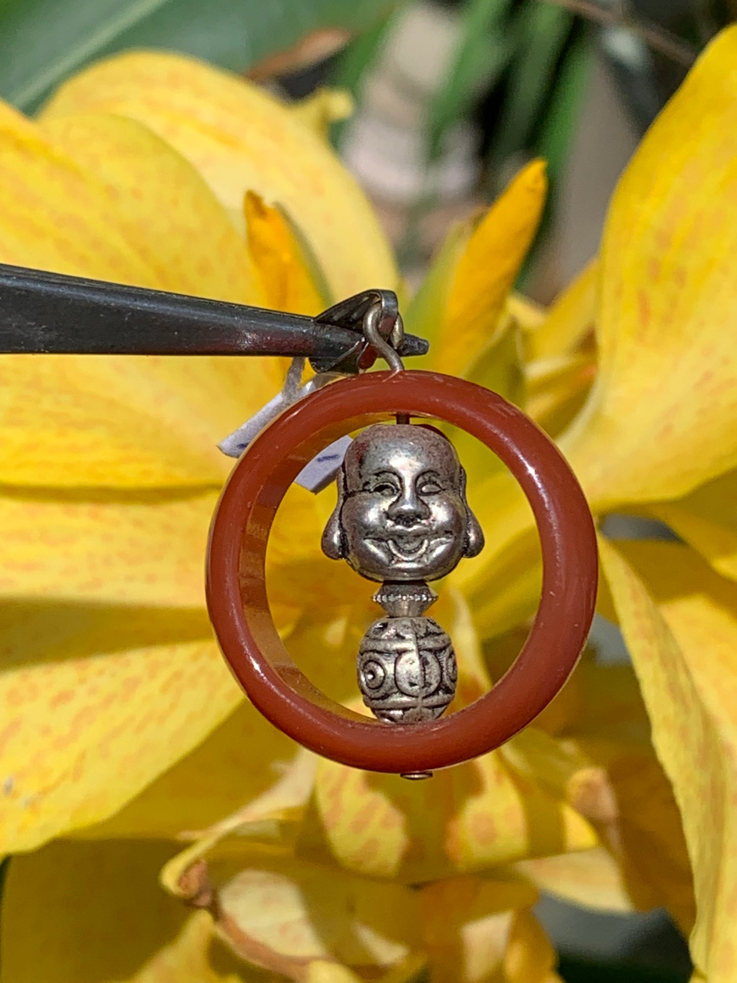Cornaline, pendentif fait par Gem & Zen, de 32mm de hauteur x 24 de largeur x 8 d'épaisseur. Vendu avec cordon réglable de couleur noire !