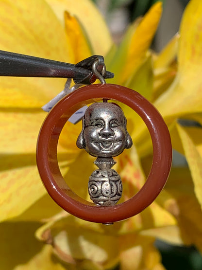 Cornaline, pendentif fait par Gem & Zen, de 32mm de hauteur x 24 de largeur x 8 d'épaisseur. Vendu avec cordon réglable de couleur noire !