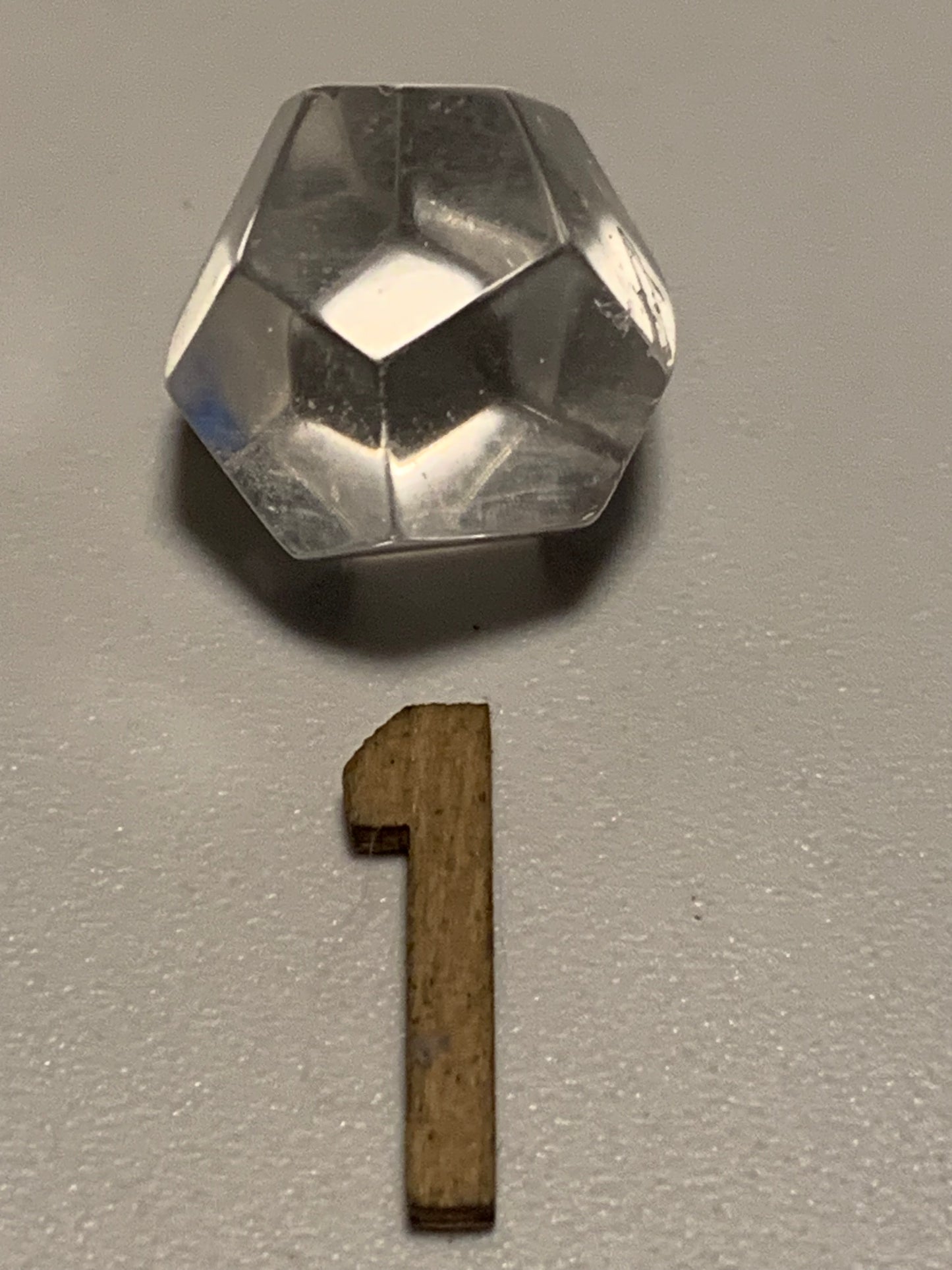 Dodécaèdre en cristal de roche, un des 5 Solides de Platon, taille S à XL. Modéle au choix - Vente à l'unité. Dimensions des pièces : environ 1,5 à 6 cm. Qualité A à AAA !