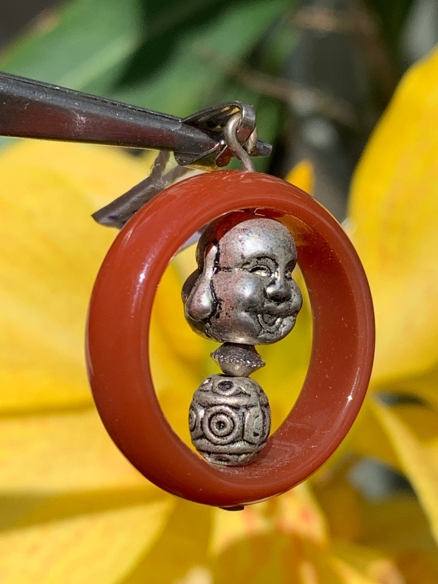 Cornaline, pendentif fait par Gem & Zen, de 32mm de hauteur x 24 de largeur x 8 d'épaisseur. Vendu avec cordon réglable de couleur noire !