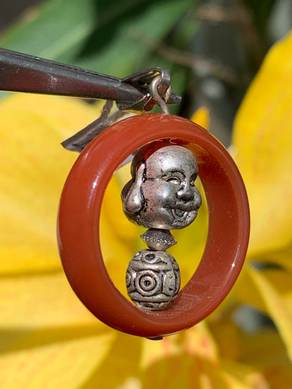 Cornaline, pendentif fait par Gem & Zen, de 32mm de hauteur x 24 de largeur x 8 d'épaisseur. Vendu avec cordon réglable de couleur noire !