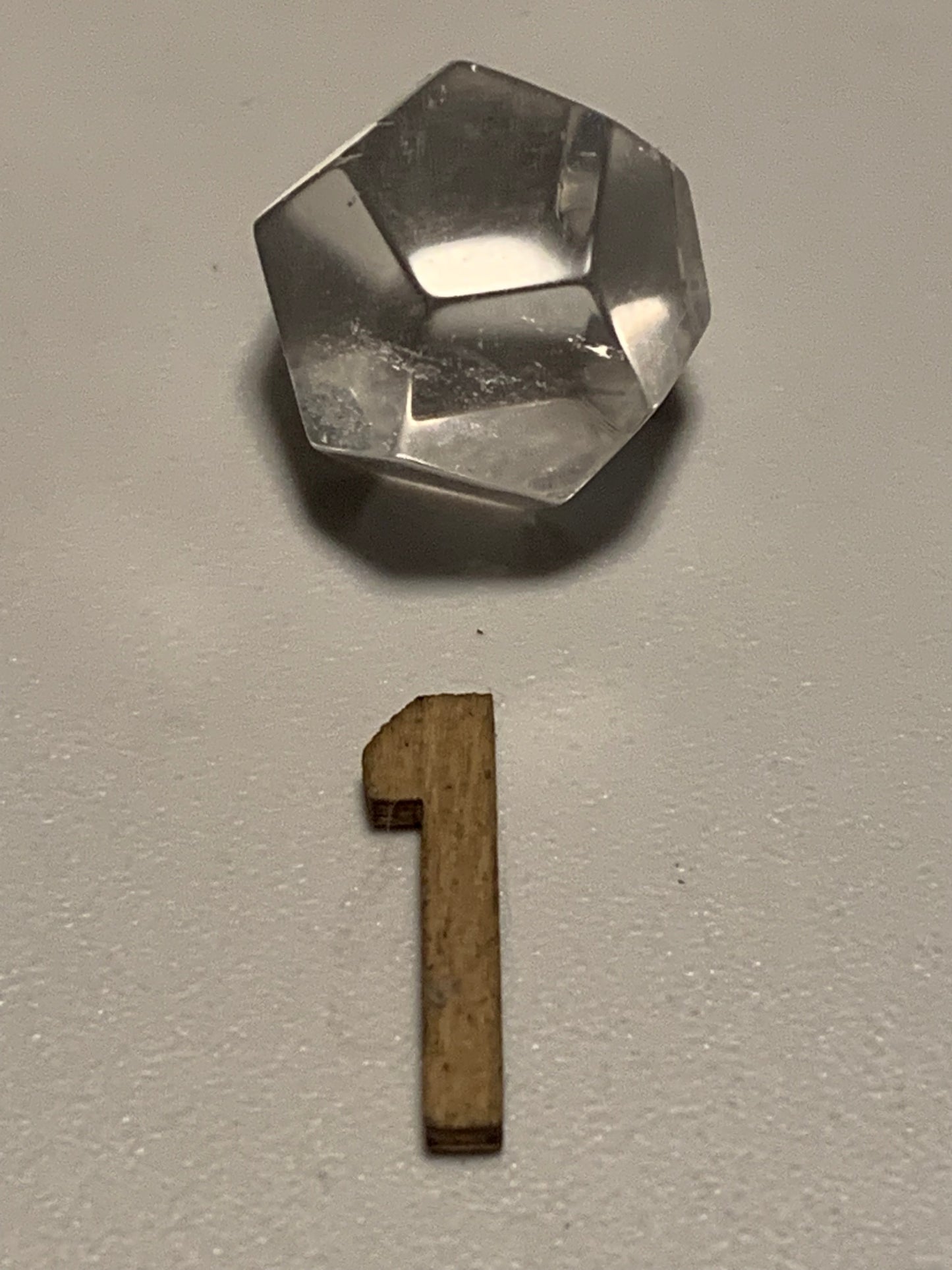Dodécaèdre en cristal de roche, un des 5 Solides de Platon, taille S à XL. Modéle au choix - Vente à l'unité. Dimensions des pièces : environ 1,5 à 6 cm. Qualité A à AAA !