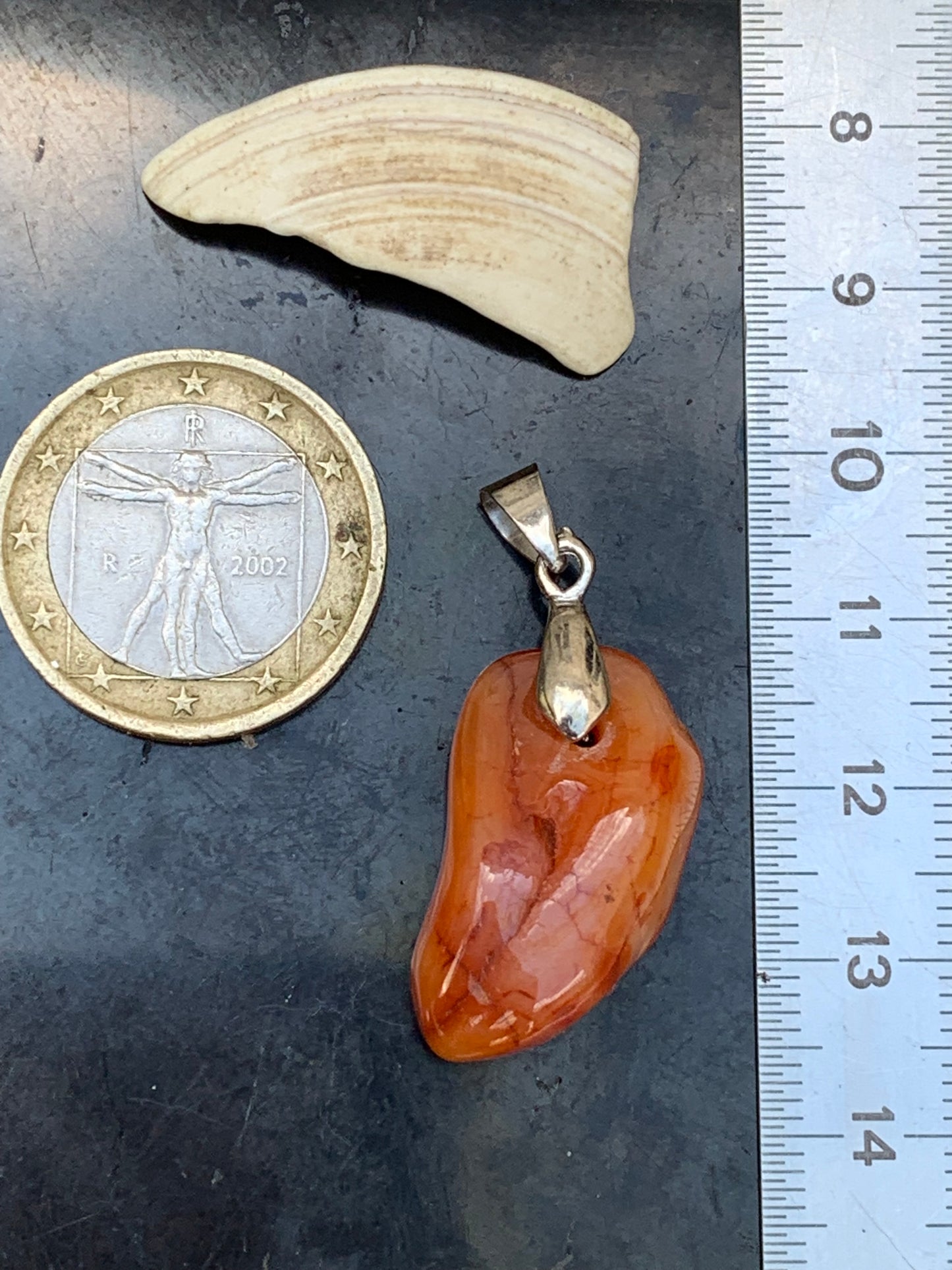 Cornaline, pendentif fait par Gem & Zen, de 35mm de hauteur x 14 de largeur x 10 d'épaisseur. Vendu avec cordon réglable de couleur noire !