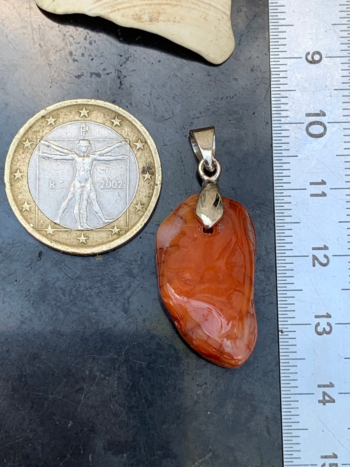 Cornaline, pendentif fait par Gem & Zen, de 35mm de hauteur x 14 de largeur x 10 d'épaisseur. Vendu avec cordon réglable de couleur noire !