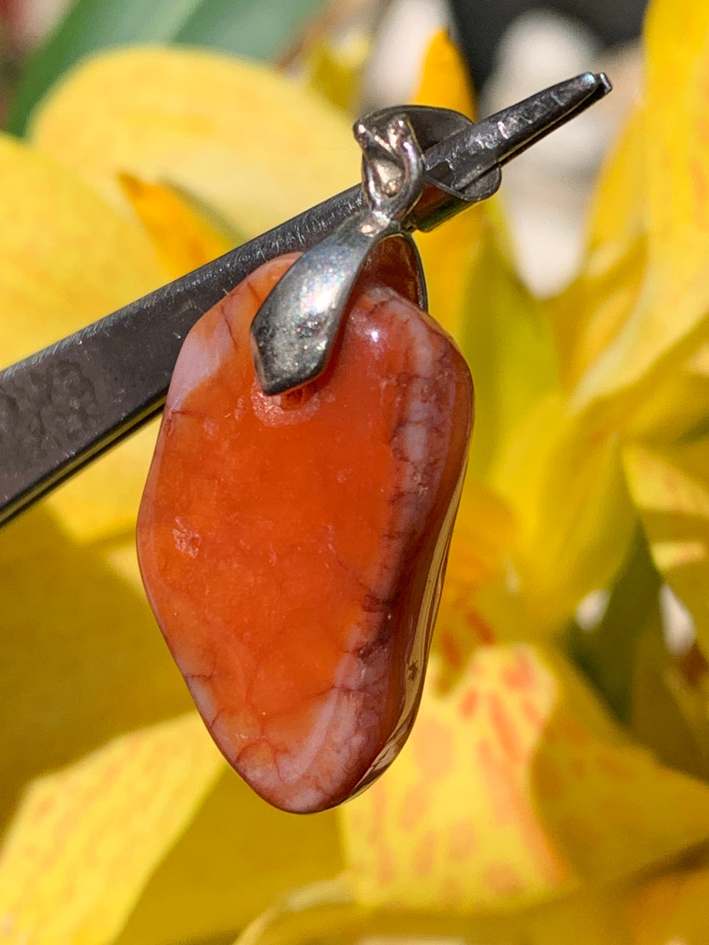 Cornaline, pendentif fait par Gem & Zen, de 35mm de hauteur x 14 de largeur x 10 d'épaisseur. Vendu avec cordon réglable de couleur noire !
