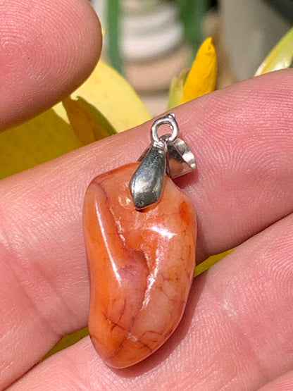 Cornaline, pendentif fait par Gem & Zen, de 35mm de hauteur x 14 de largeur x 10 d'épaisseur. Vendu avec cordon réglable de couleur noire !