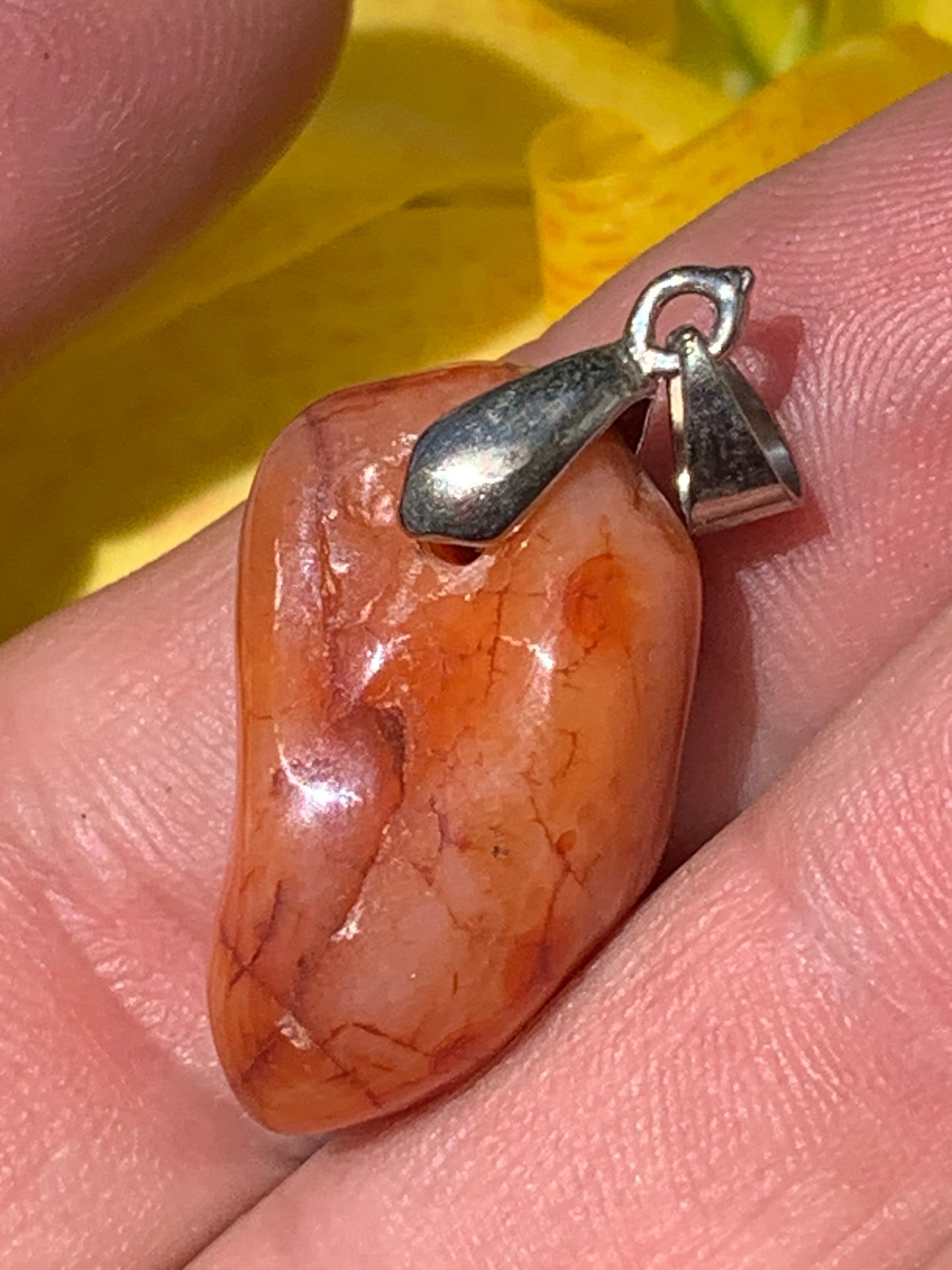 Cornaline, pendentif fait par Gem & Zen, de 35mm de hauteur x 14 de largeur x 10 d'épaisseur. Vendu avec cordon réglable de couleur noire !