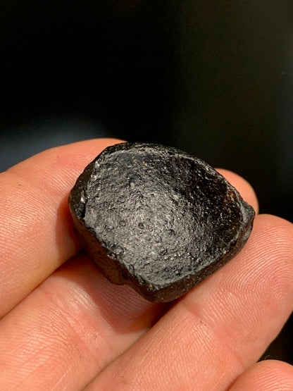 Tectite du Vietnam - 34 x 29 x 15 mm - 14,2 gr. - Famille des météorites