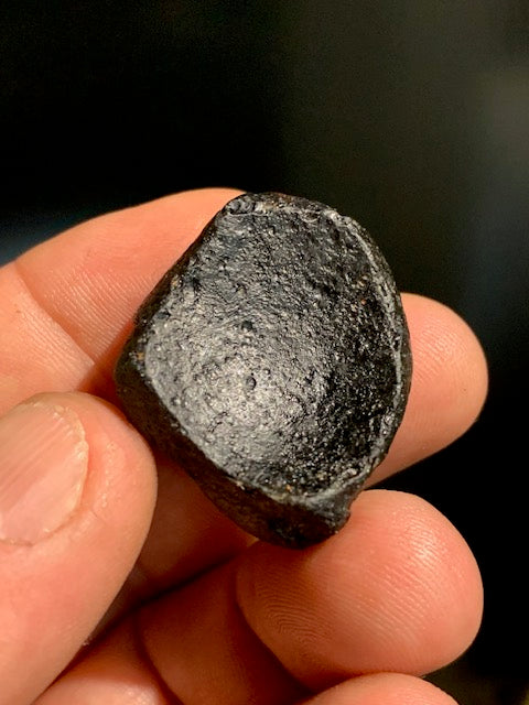 Tectite du Vietnam - 34 x 29 x 15 mm - 14,2 gr. - Famille des météorites