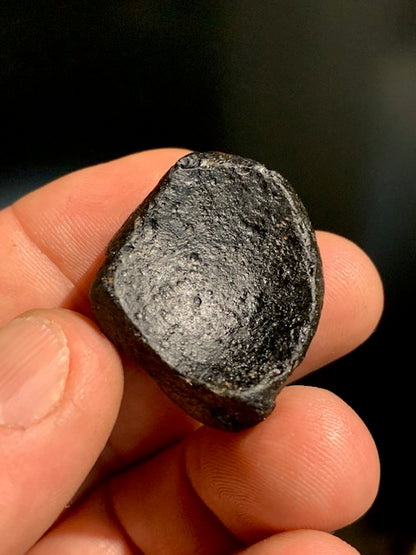 Tectite du Vietnam - 34 x 29 x 15 mm - 14,2 gr. - Famille des météorites