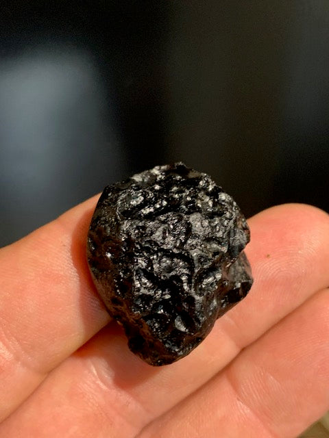 Tectite du Vietnam - 34 x 29 x 15 mm - 14,2 gr. - Famille des météorites